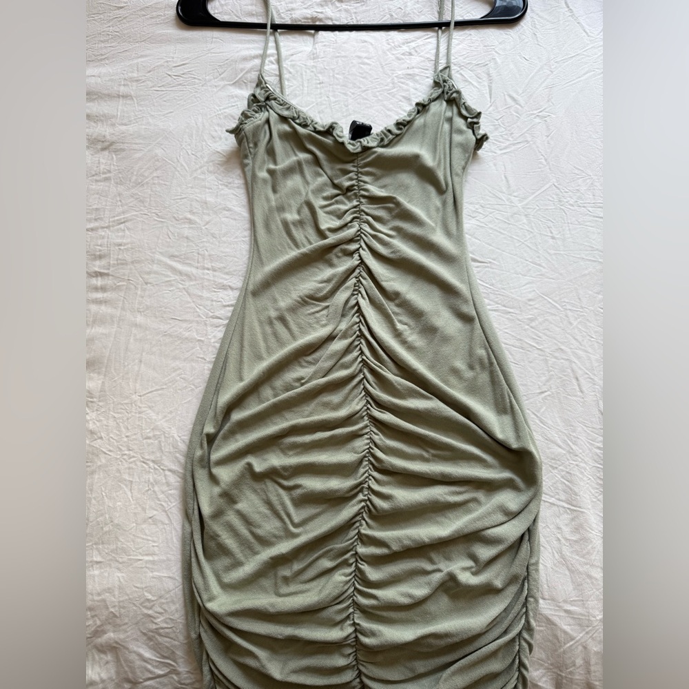 Windsor Ruffle Ruched Dress 🦚 - Picture 3 of 4